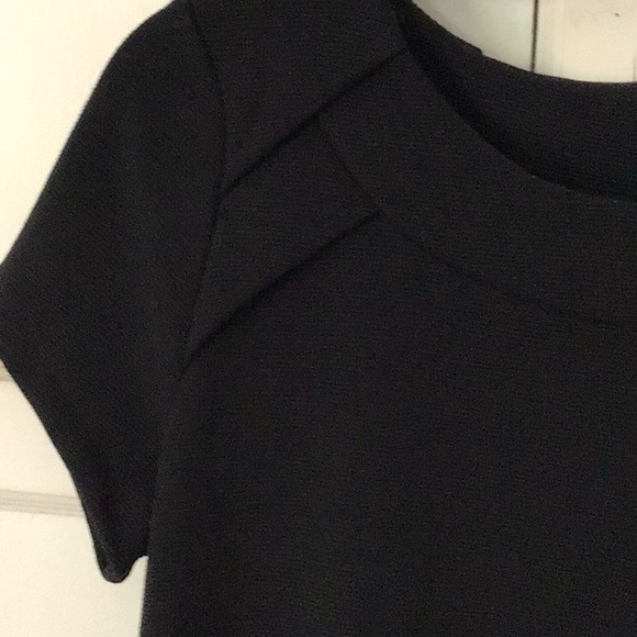 black short sleeve top with zipper in back - Picture 2 of 7
